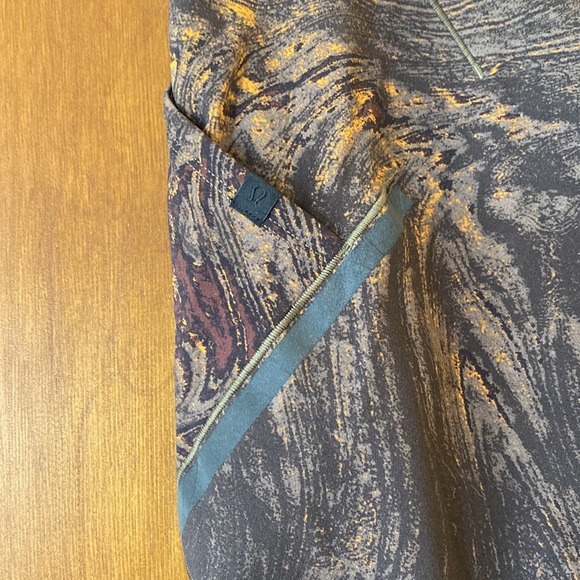 RARE LULULEMON LAB Esker tights size 10, reflective strips, Lava print, Luxtreme - Picture 6 of 10